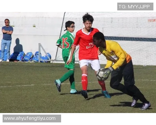 足球小将迎战重庆世康全力争胜展现青春风采与团队精神